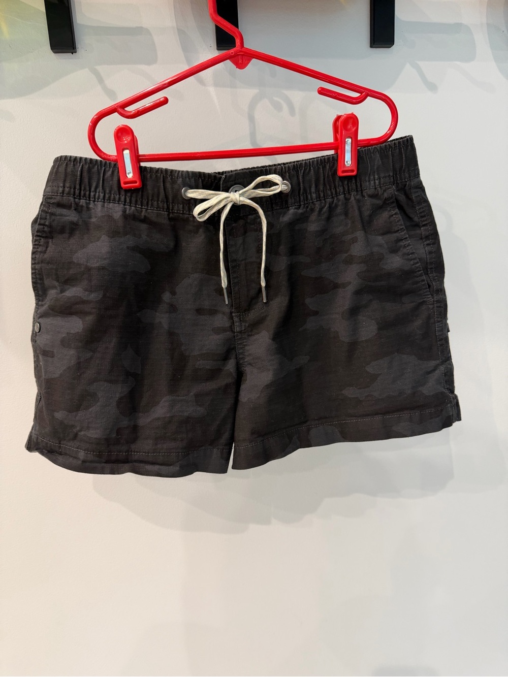 Vuori Women's Black Charcoal Camo Cargo Shorts ripstop
